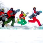 丹东2一块滑雪板，数位好朋友，在广阔无边的丹东宽甸天桥沟滑雪场中尽享冬日滑雪之乐