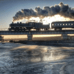 铁岭2水面冰封，摄影爱好者不惜在寒风中等待一个多小时，但求以最佳视角拍摄“煤城”铁岭调兵山的老式蒸汽机车